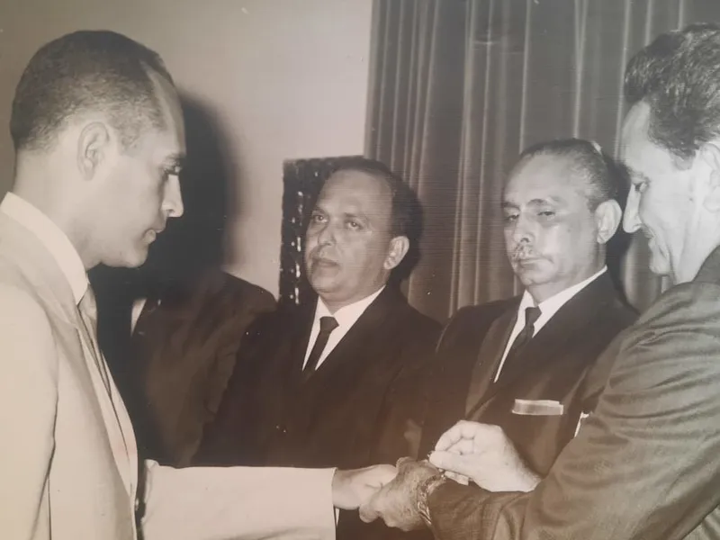 Dr. Dr. Pedro Rafael Medina Millan recibiendo su anillo de graduación como Médico Cirujano - 1976